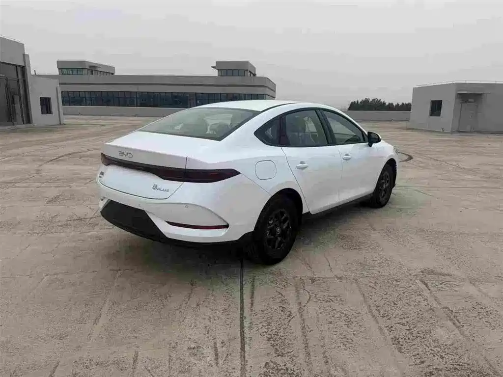 BYD Qin PLUS 2026 DM-i 128KM Progressive фото 9