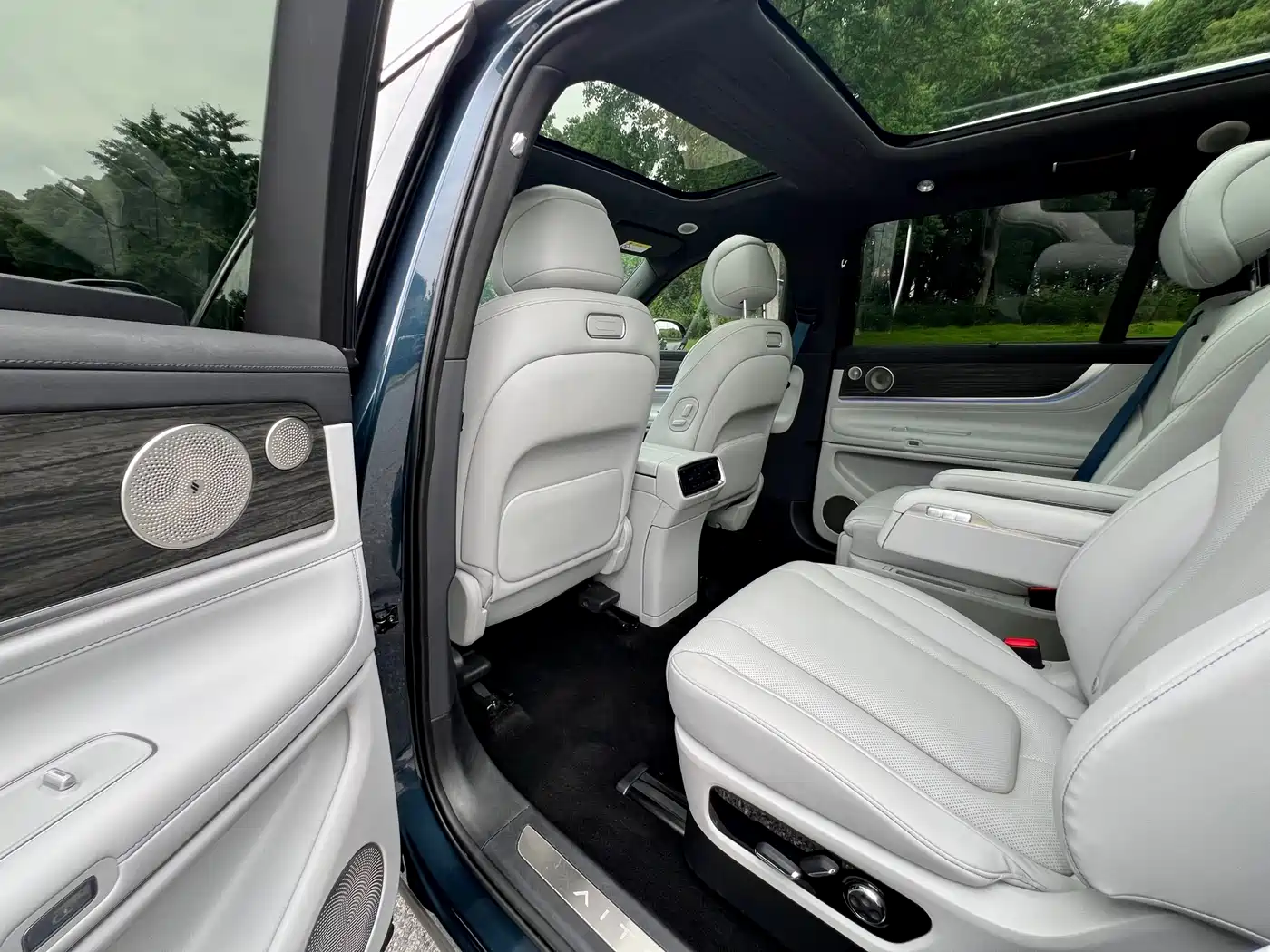 AITO Wenjie AITO M9 2024 Extended Range Ultra 42kWh 6-Seater фото 12