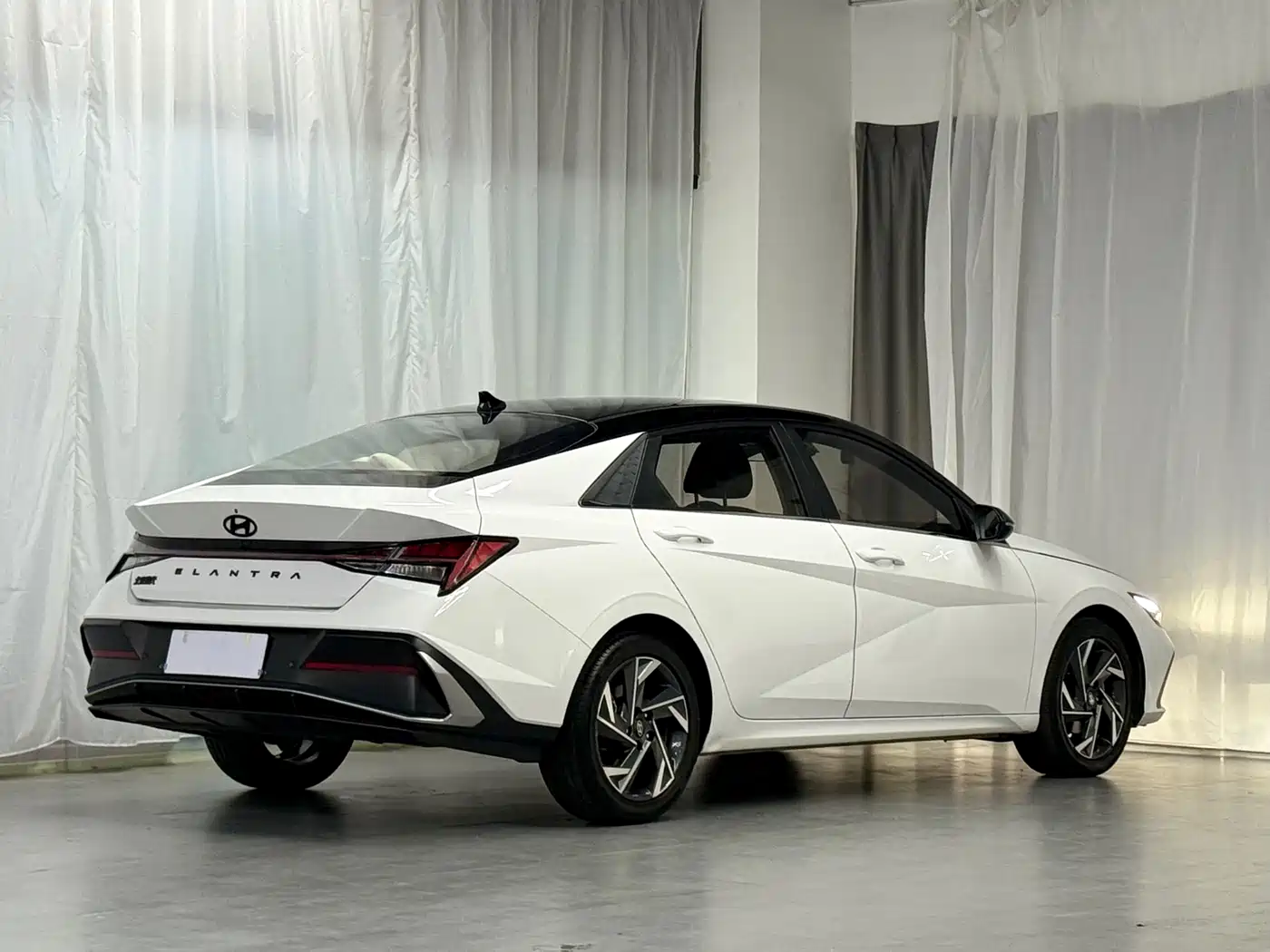 Hyundai Elantra 2023 Model 1.5L CVT LUX Premium Edition фото 5