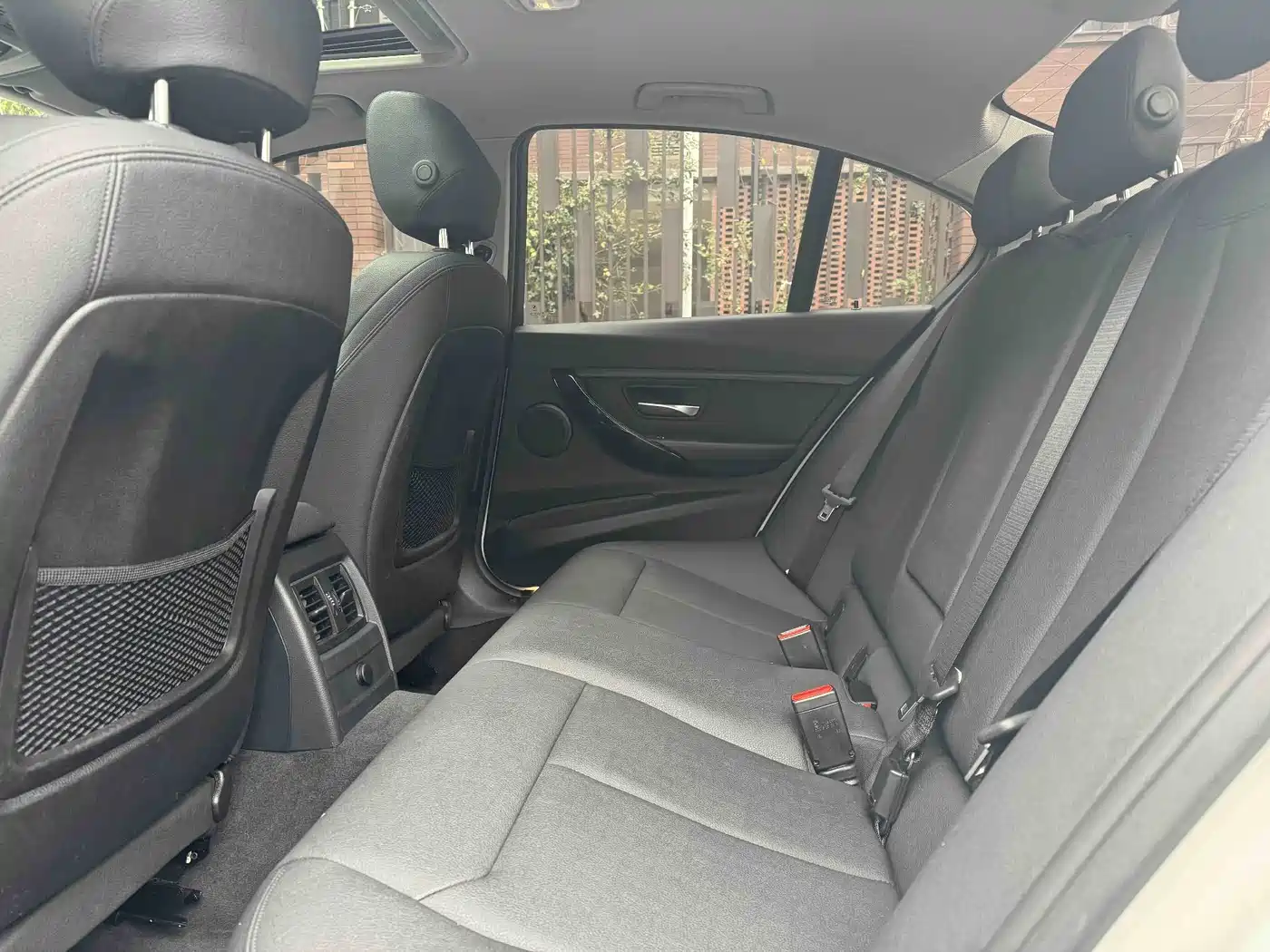 BMW 3 Series 2018 318i фото 8