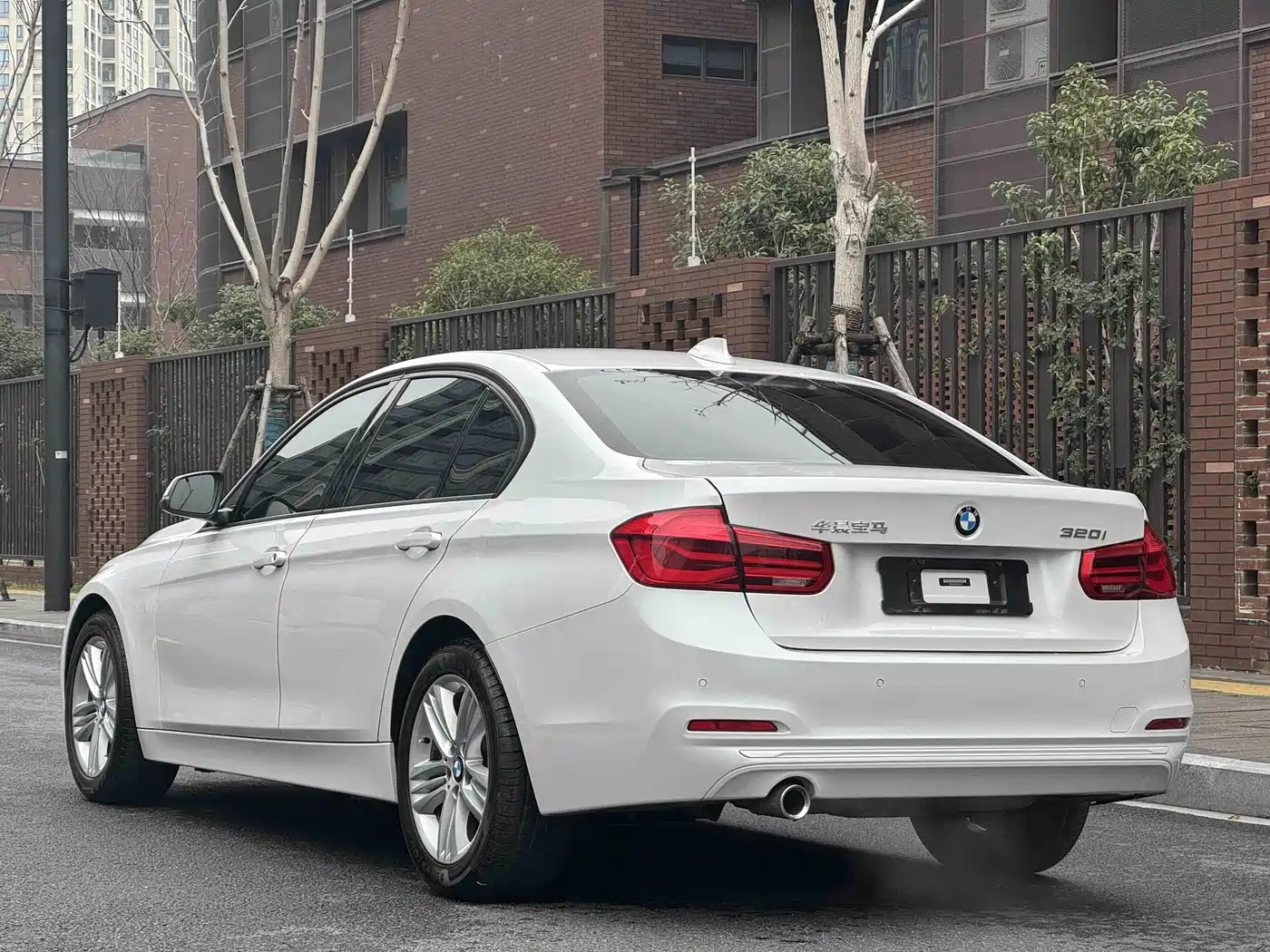 BMW 3 Series 2018 318i фото 16