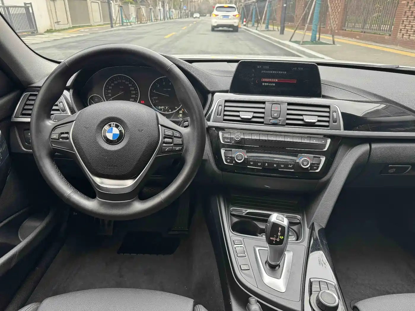 BMW 3 Series 2018 318i фото 12