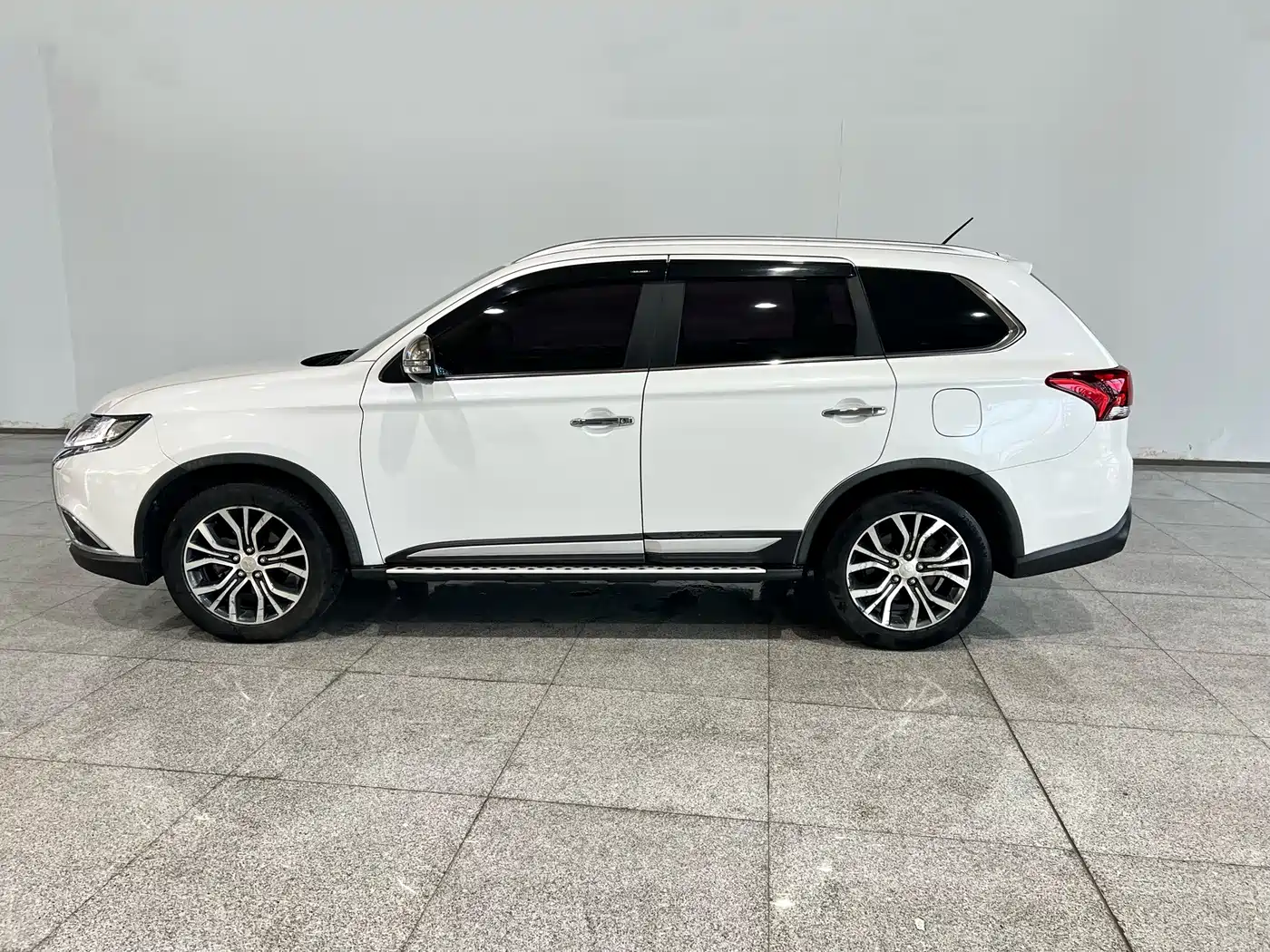 Mitsubishi Outlander 2017 2016 2.4L 4WD Luxury Edition 7-seater