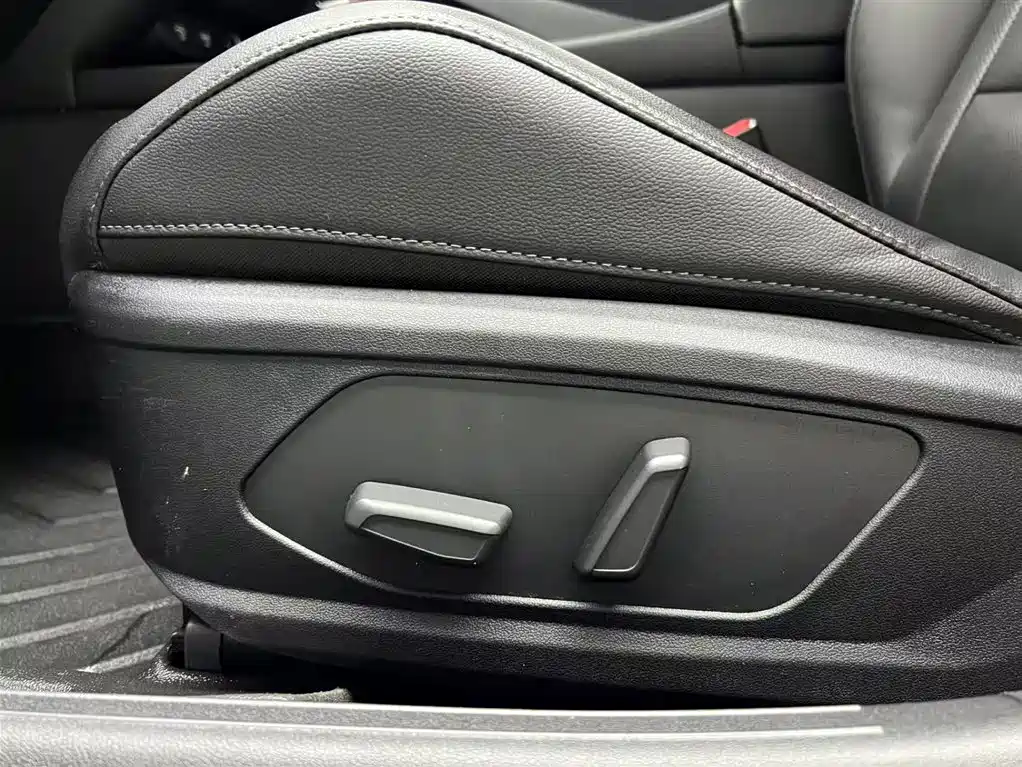 Hyundai Elantra 2021 1.5L CVT LUX Premium Edition фото 6