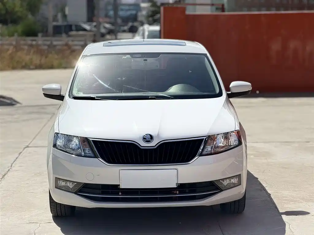 Škoda Skoda Rapid Spaceback 2018 1.6L Automatic Comfort фото 2