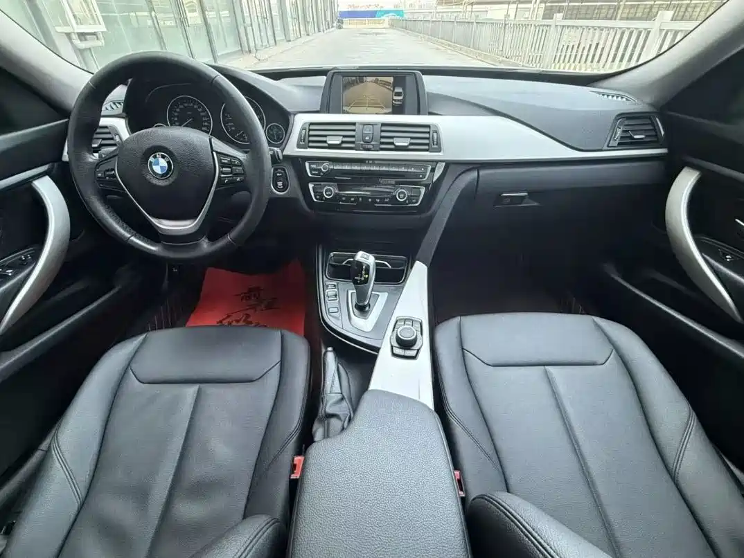 BMW 3 Series GT 2017 320i Fashion фото 12