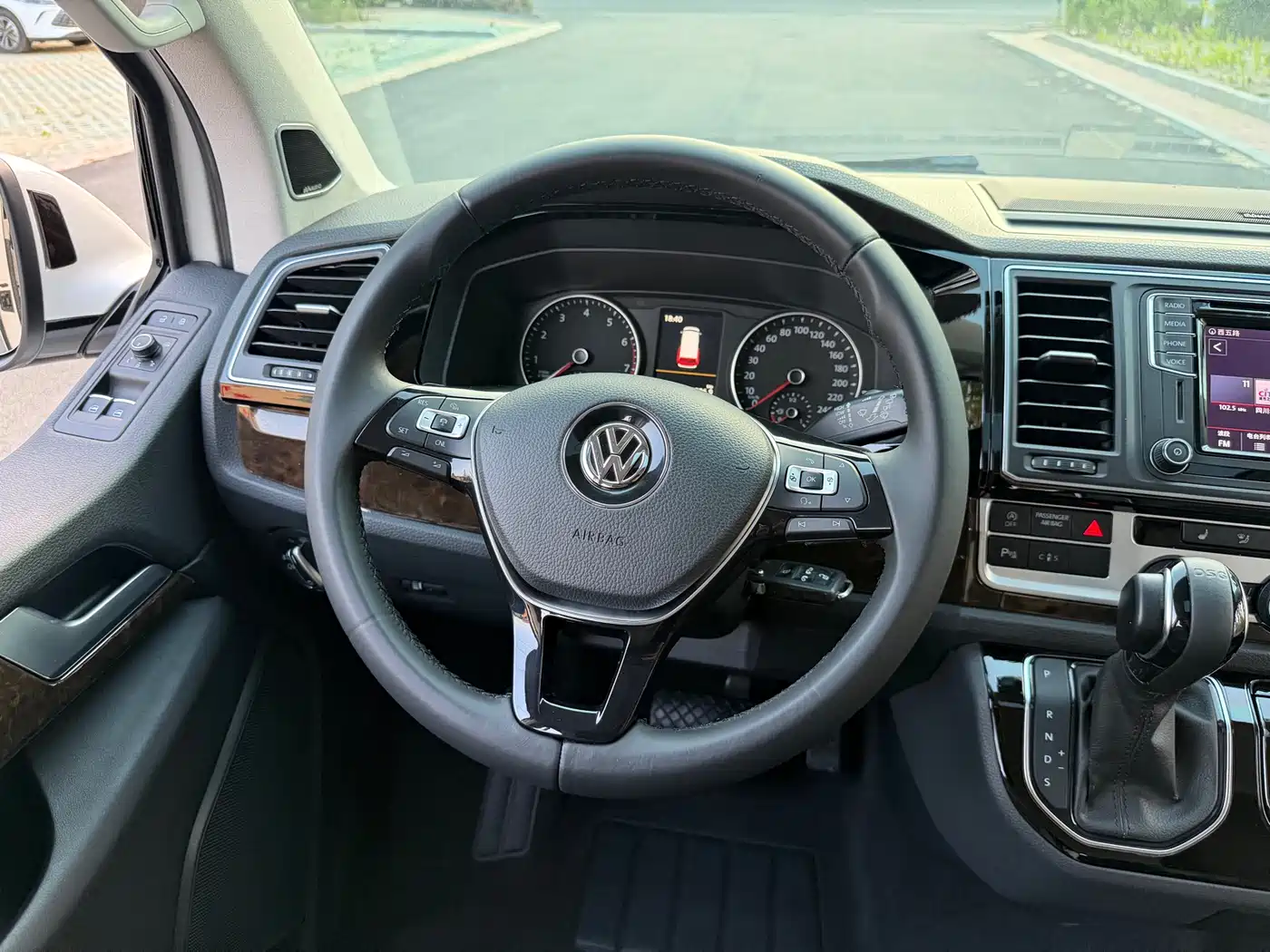 Volkswagen Multivan 2018 2.0TSI 4WD Premium Edition 7-Seater фото 8