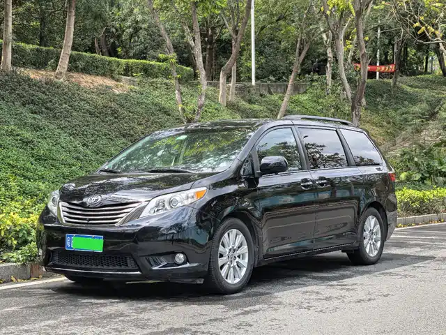 TOYOTA SIENNA