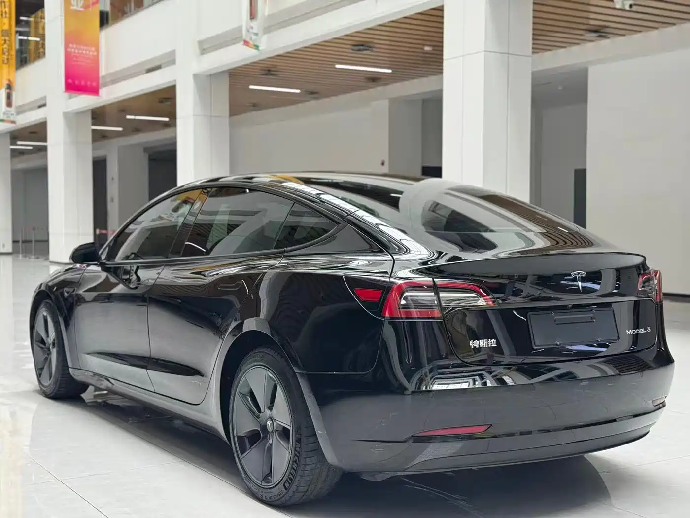 TESLA MODEL 3