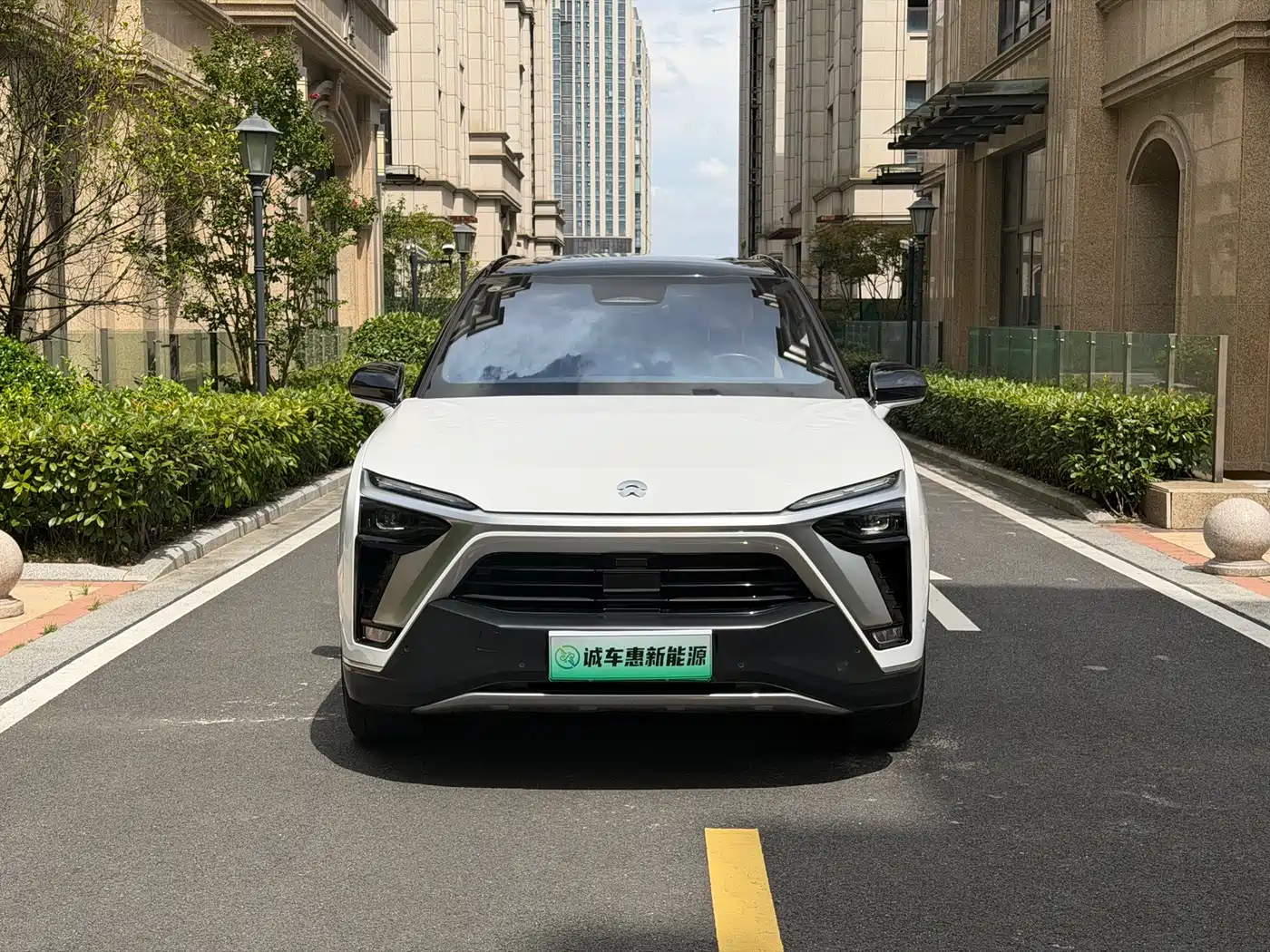 Фото 2 - NIO ES8