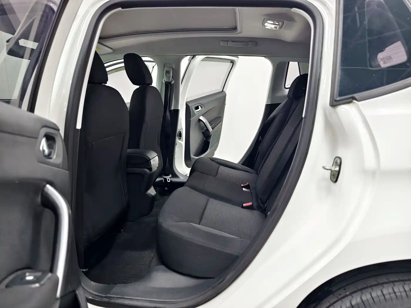 Peugeot 2008 2014 1.6L Automatic Fashion Edition фото 12