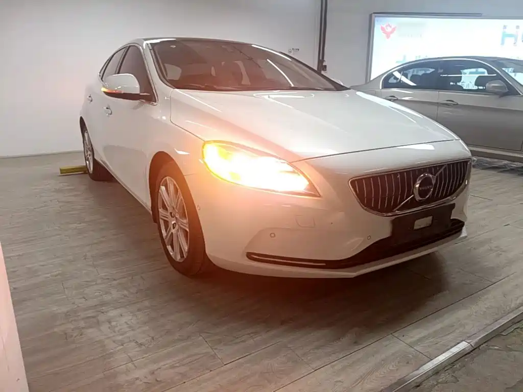 Volvo V40 2017 2018 T3 R-Design Edition