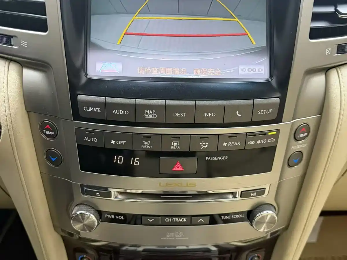 Фото 7 - Lexus LX