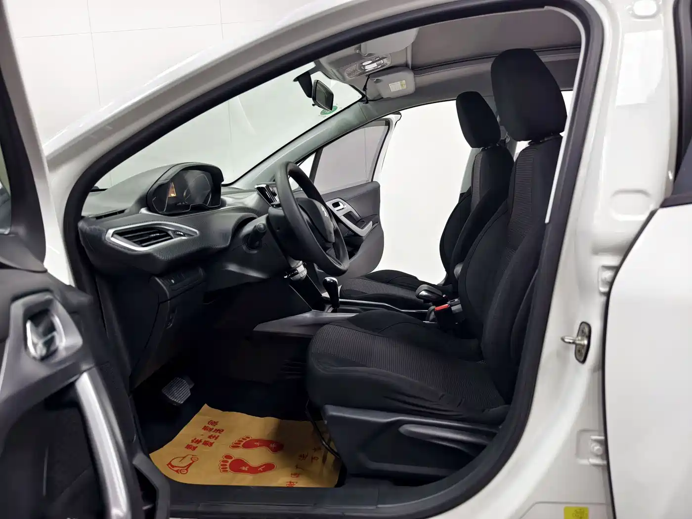 Peugeot 2008 2014 1.6L Automatic Fashion Edition фото 10