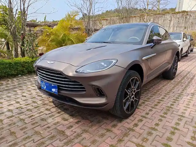 ASTON MARTIN DBX
