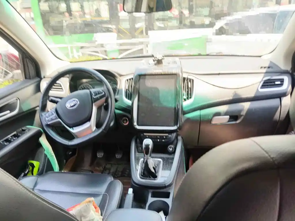 SWM Motor SWM X7 2017 2016 1.8L Manual Luxury 7-seater