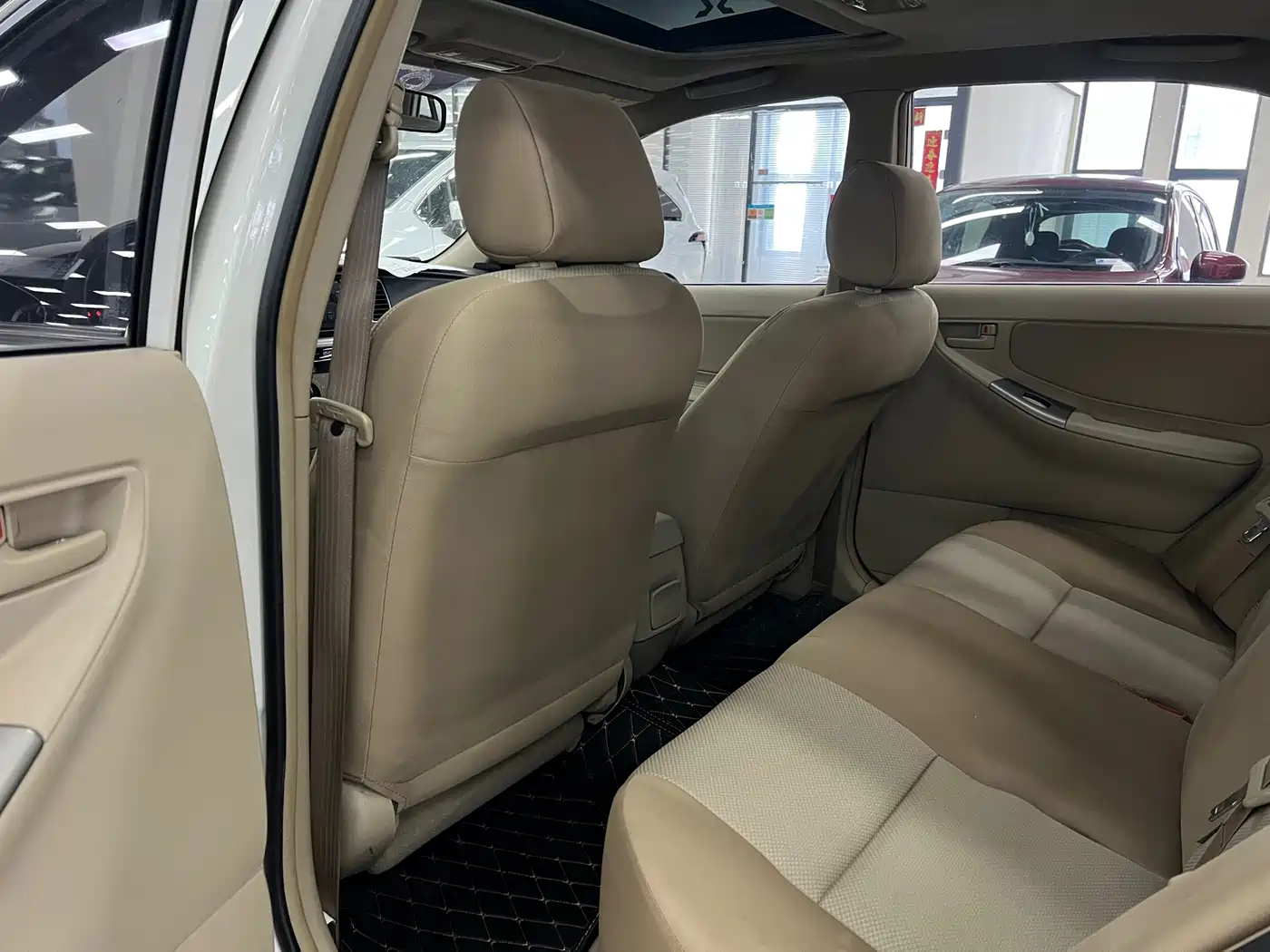 Toyota Corolla 2013 1.6L Automatic Luxury фото 5