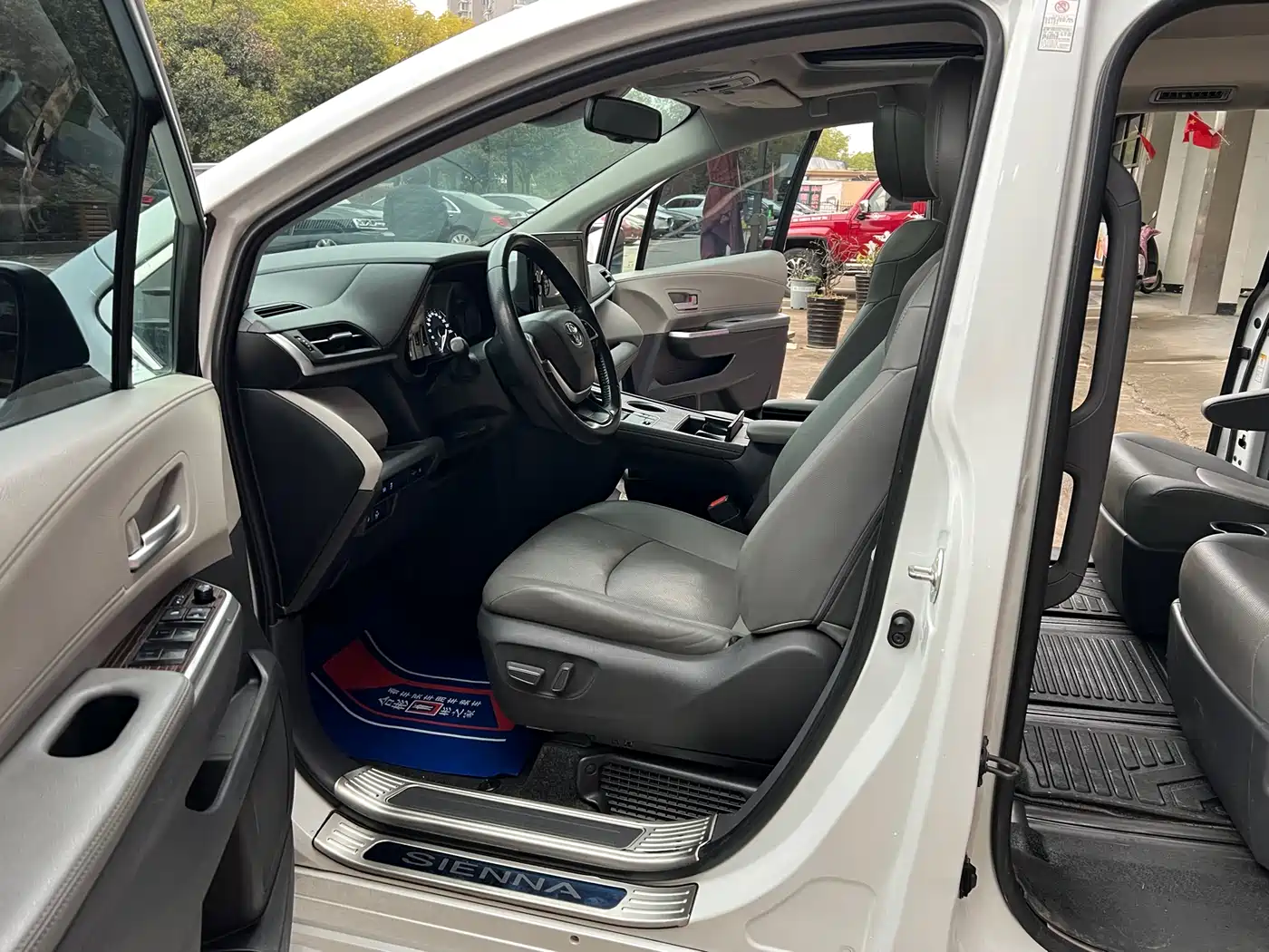 Toyota Sienna 2023 2.5L Hybrid Luxury Edition фото 23