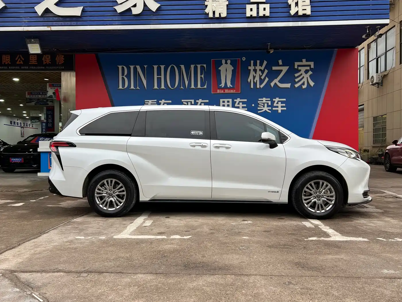 Toyota Sienna 2023 2.5L Hybrid Luxury Edition фото 15