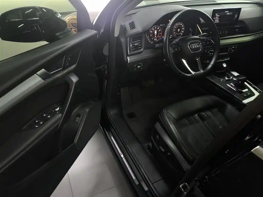 Audi Q5L 2020 Facelift 40 TFSI Honor Fashion фото 16