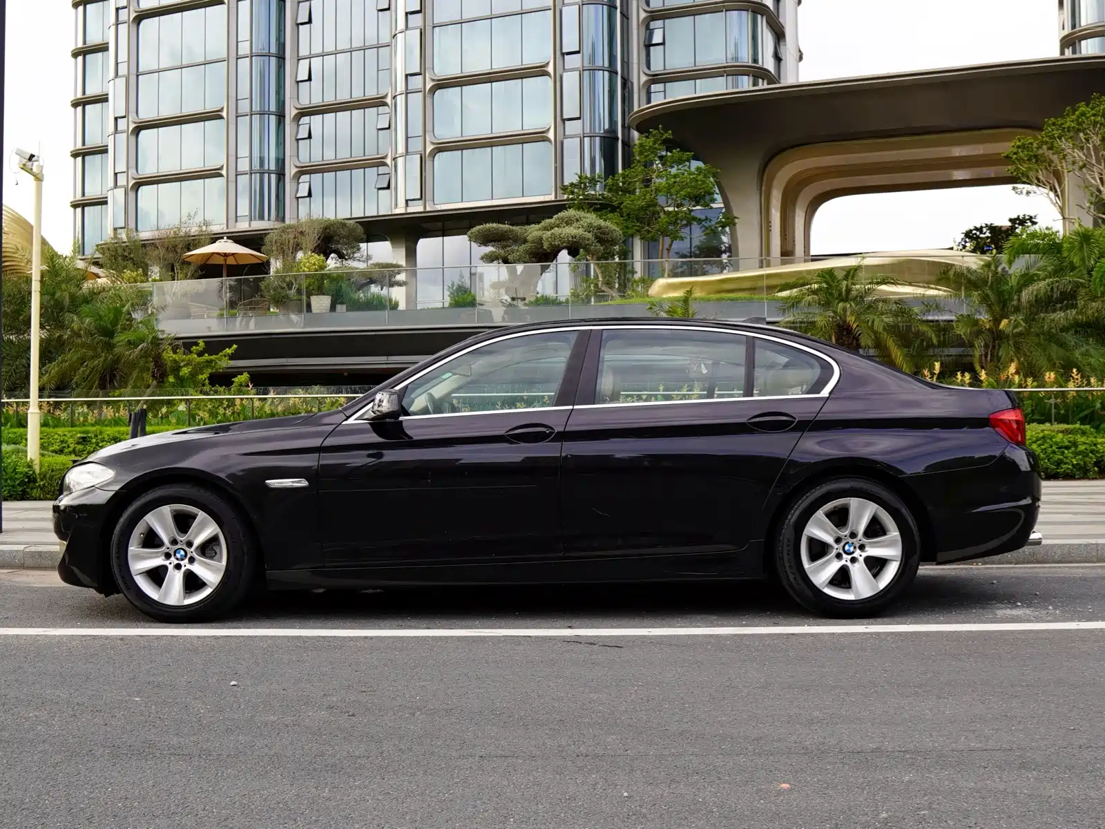 Photo 4 - BMW 5 Series