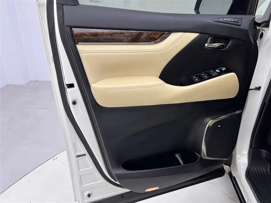 Toyota Alphard 2019 Hybrid 2.5L Luxury фото 17