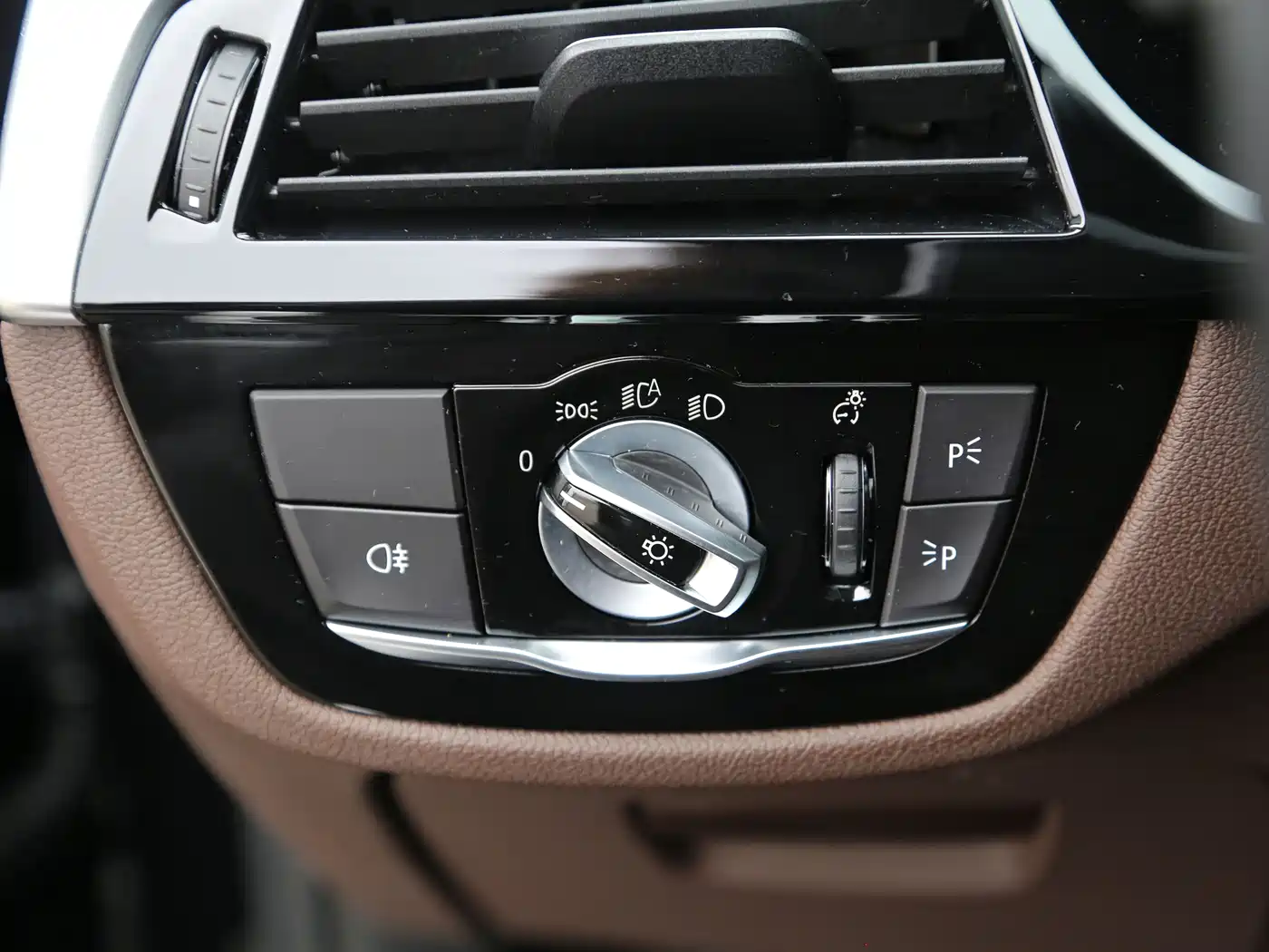 BMW 5 Series New Energy 2021 535Le Pioneer Edition M Sport Package фото 9