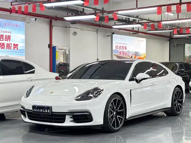 PORSCHE PANAMERA