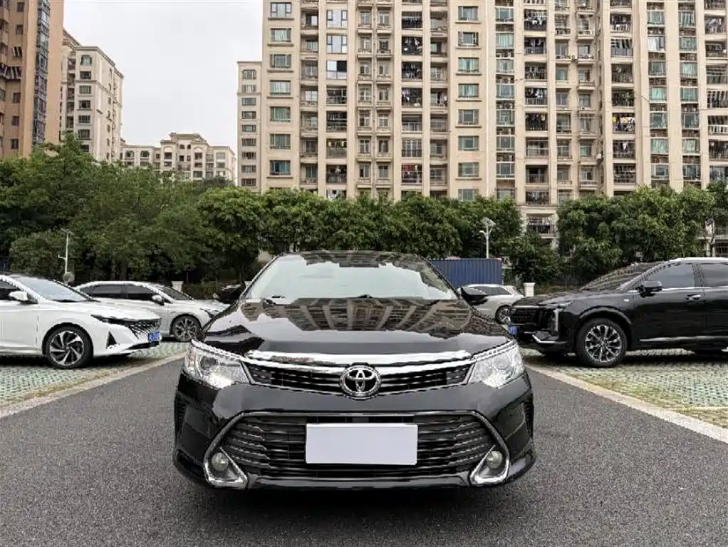 Toyota Camry 2016 2.0E 10th Anniversary Elite Edition фото 2