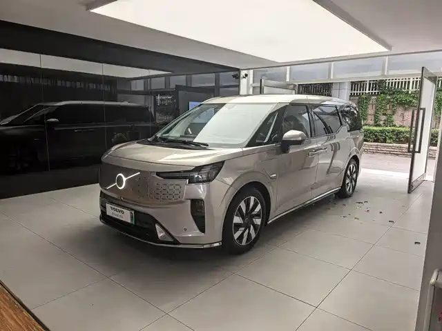  Volvo Volvo EM90 2025 Ultra Six-Seater