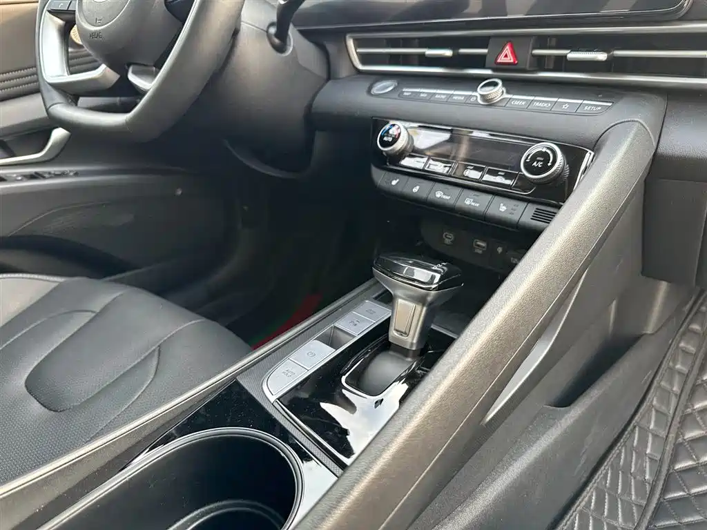 Hyundai Elantra 2023 Model 1.5L CVT LUX Premium Edition фото 19