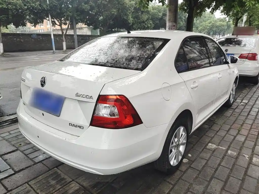 Škoda Rapid 2016 1.6L Automatic Pioneer Edition фото 7