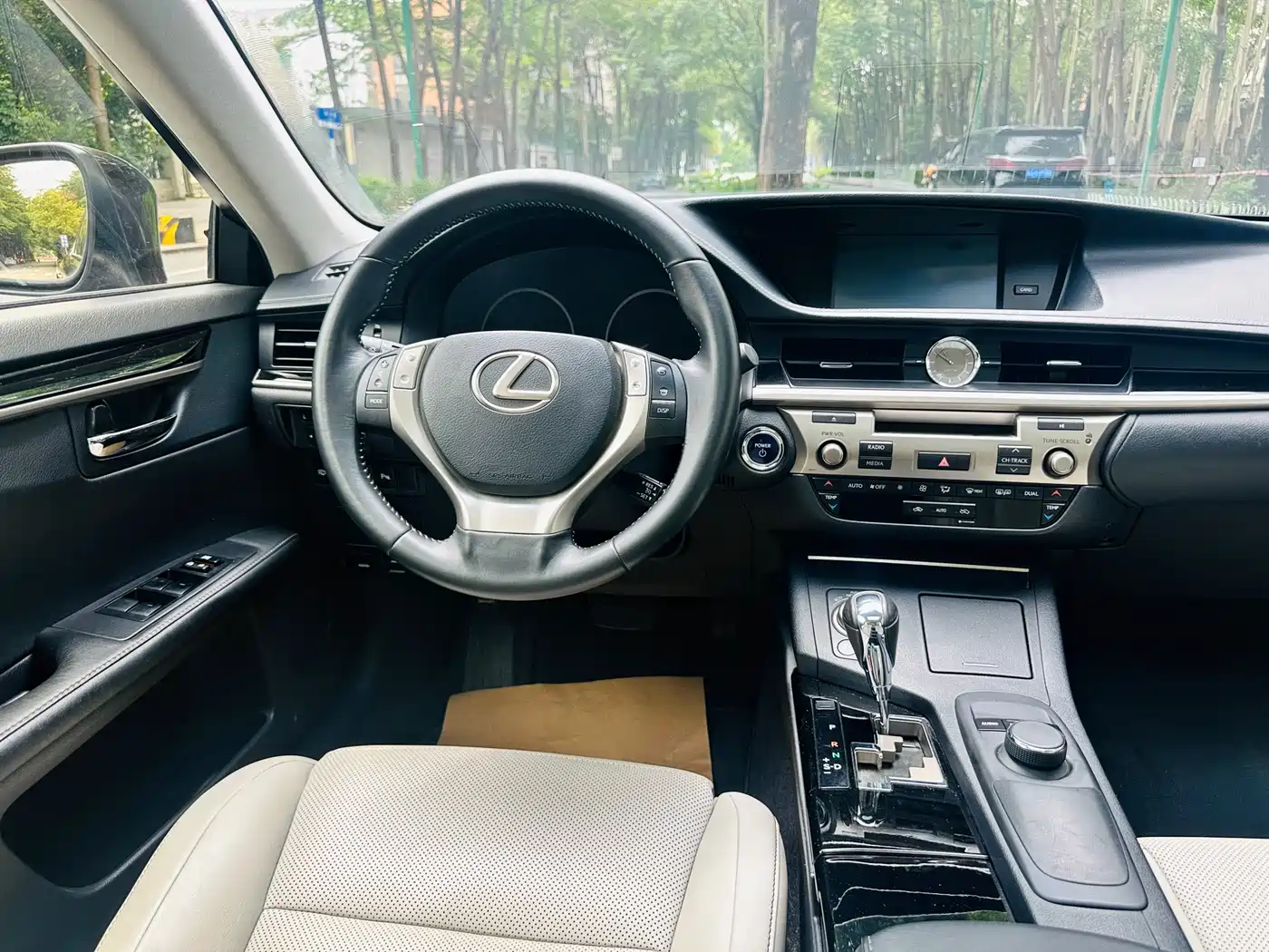 Lexus ES 2014 300h Elite Edition фото 25