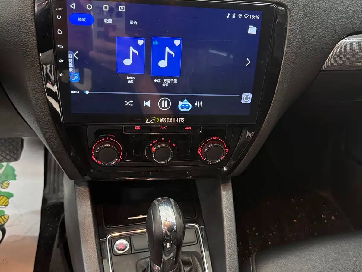 Volkswagen Sagitar 2018 1.6L Automatic Comfort фото 11