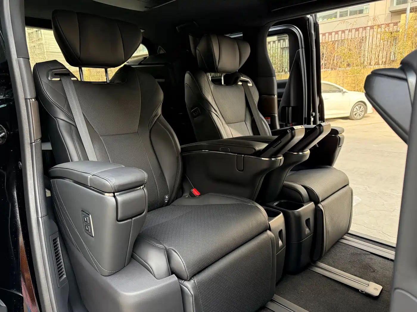 Toyota Alphard 2025 Hybrid 2.5L Ultimate Gold Edition фото 15