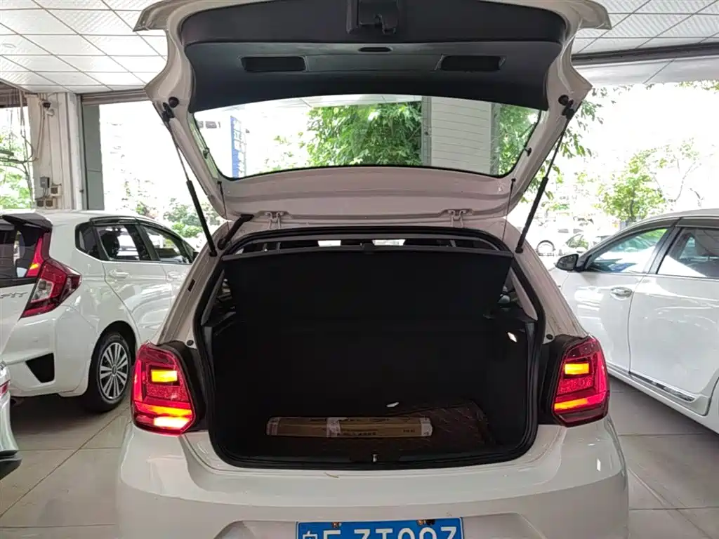 Volkswagen Polo 2016 1.4L Automatic Trend фото 19