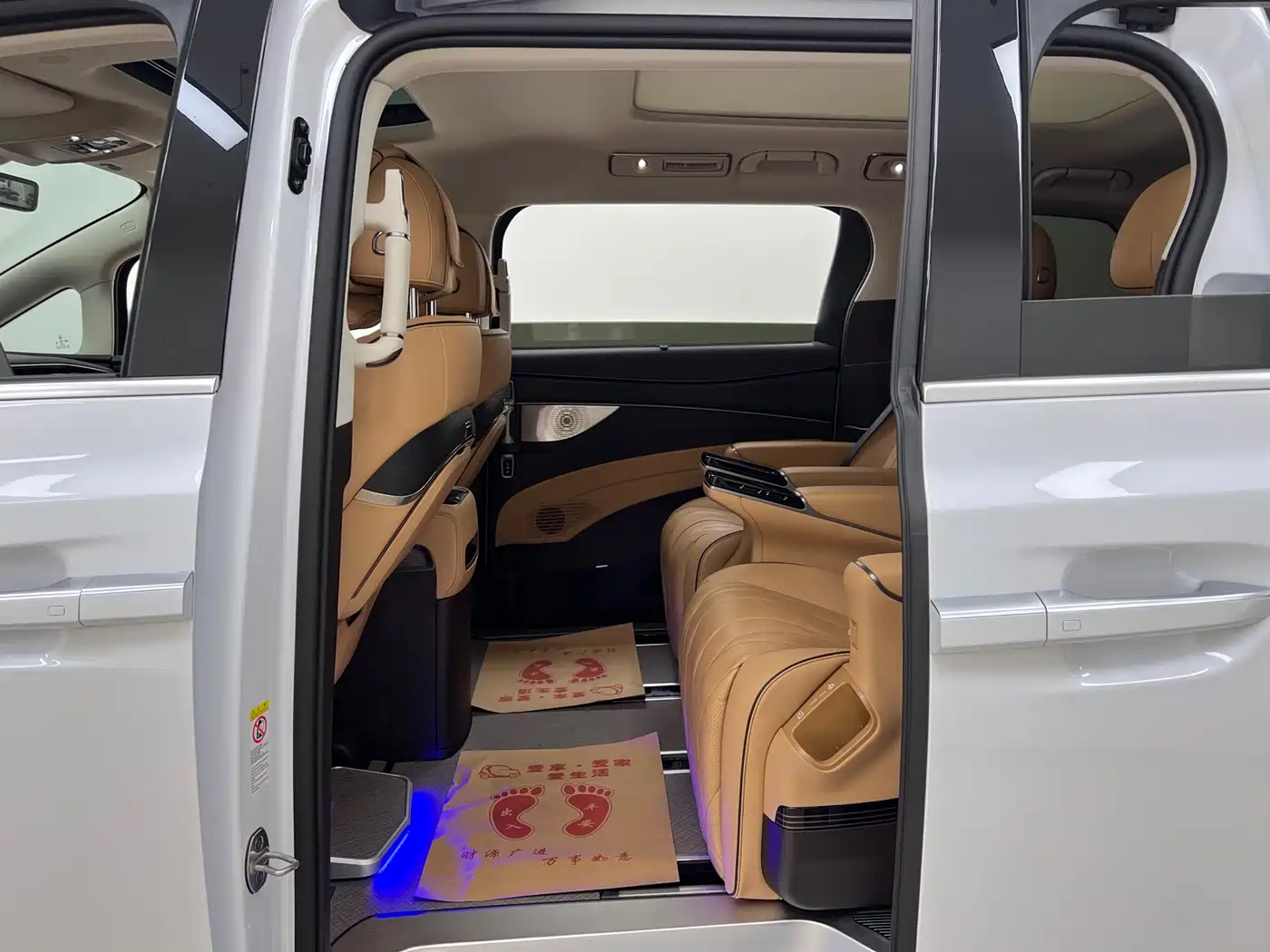 Denza D9 2024 DM-i 980 AWD Prestige фото 16