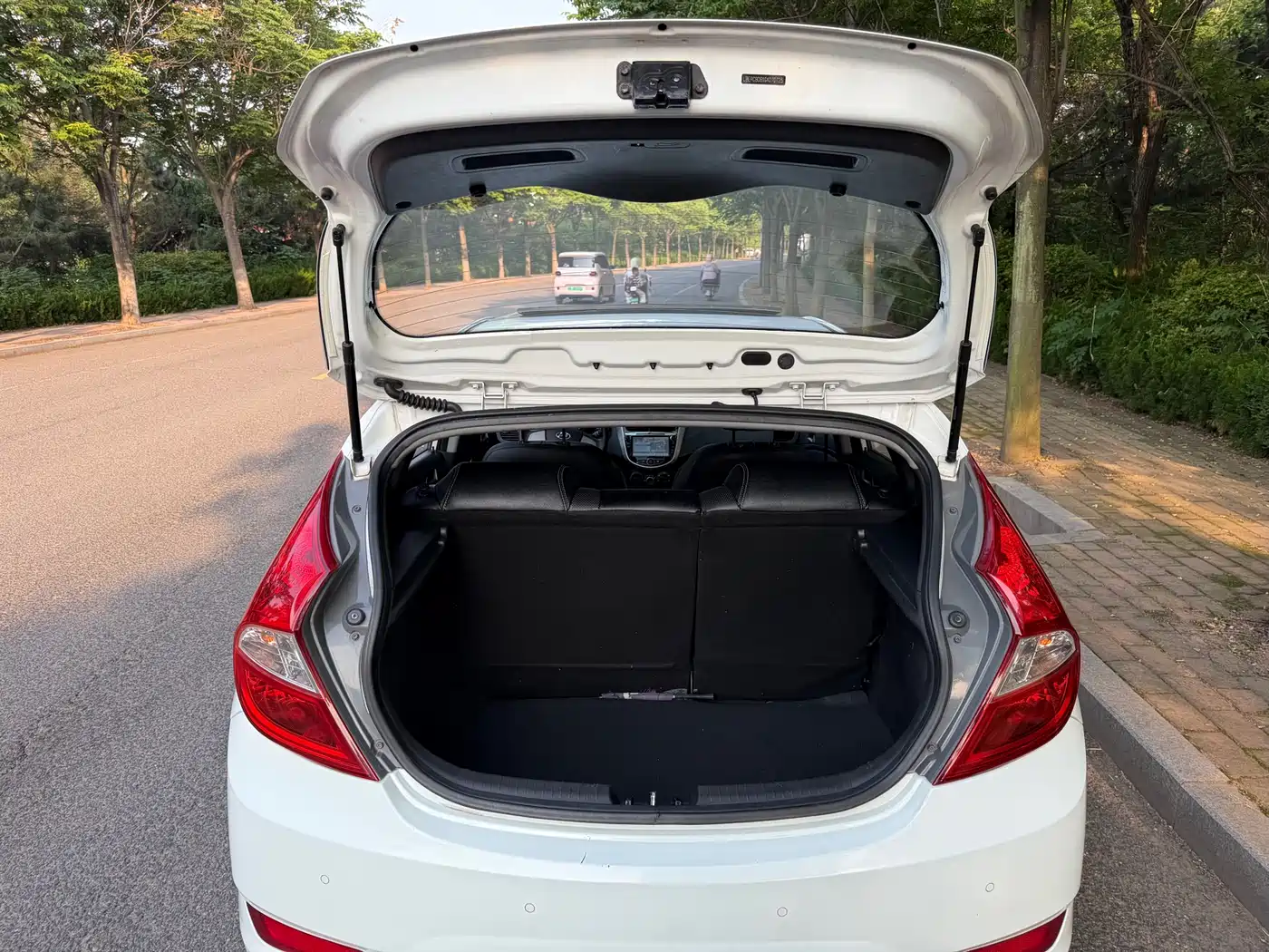 Hyundai Reina 2014 Model 1.4L Automatic GLX фото 11