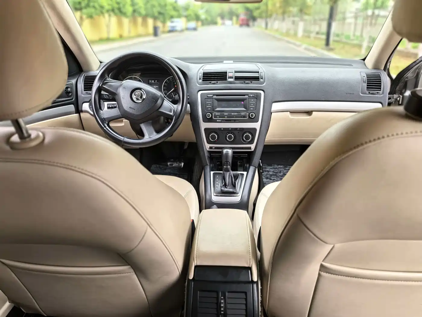 Škoda Octavia 2015 Classic 1.6L Automatic Elite Edition фото 8
