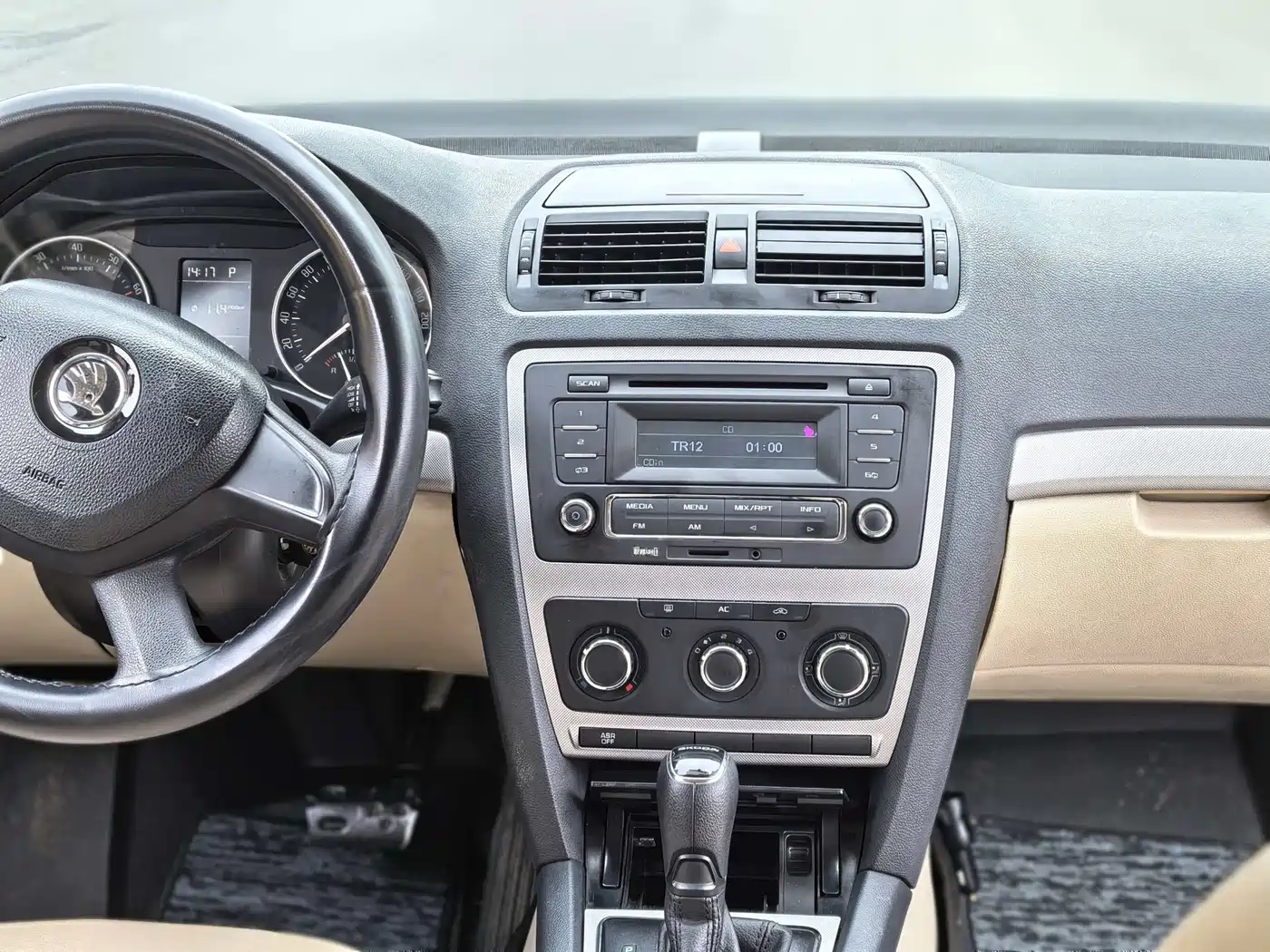 Škoda Octavia 2015 Classic 1.6L Automatic Elite Edition фото 10