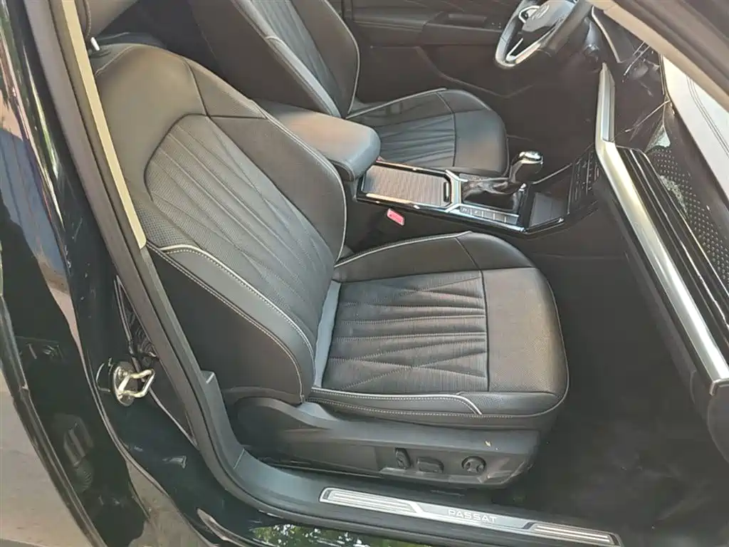Volkswagen Passat 2023 330TSI Luxury Edition фото 25