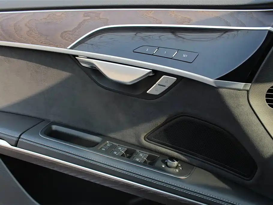 Audi A8 2023 A8L 50 TFSI quattro Exclusive фото 10