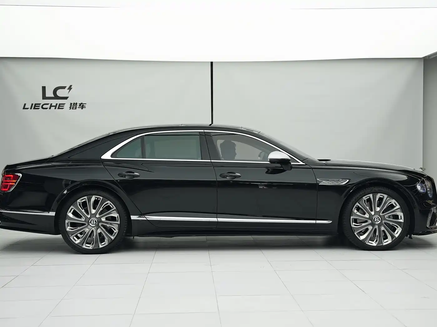 Bentley Flying Spur Plug-in Hybrid 2025 Model Year 4.0T V8 Mulliner фото 3