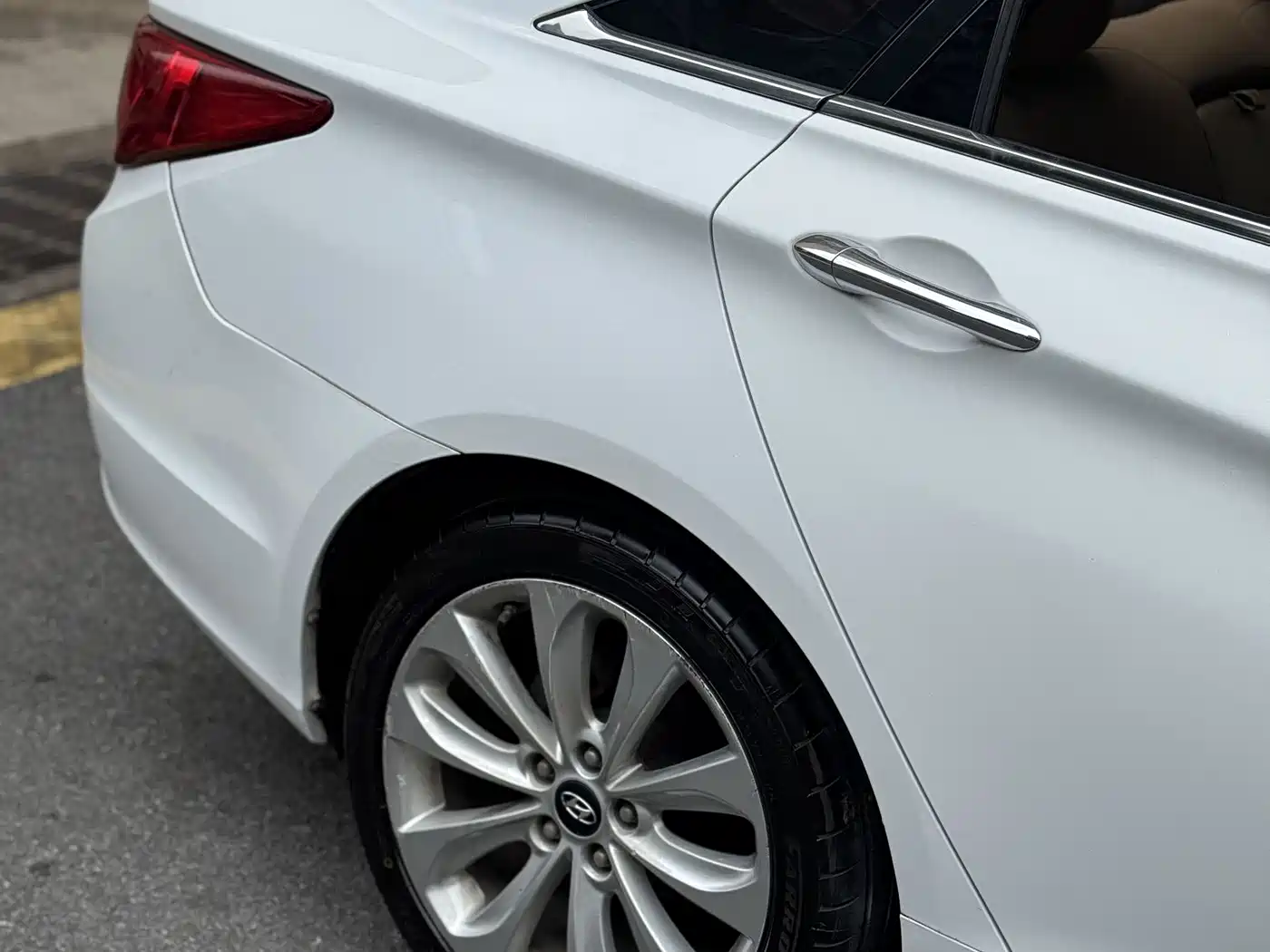 Hyundai Sonata 2011 2.0L Auto Supreme Edition фото 4