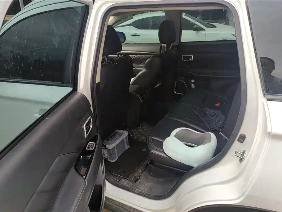 MITSUBISHI OUTLANDER