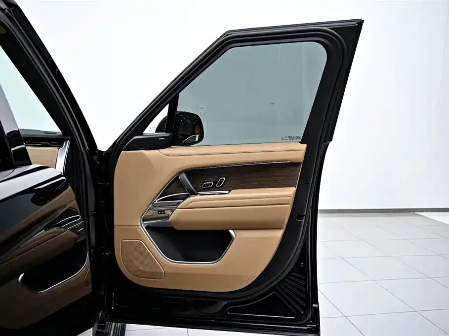 Land Rover Range Rover 2023 3.0 L6 360PS Golden Age Edition фото 21