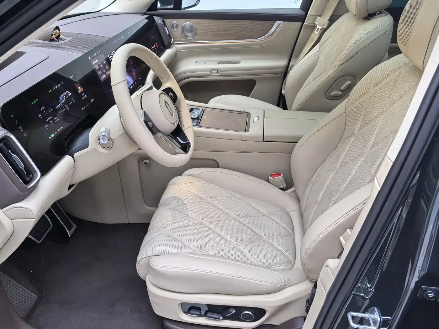AITO Wenjie AITO M9 2025 Pure Electric Ultra 100kWh 6-Seater фото 4