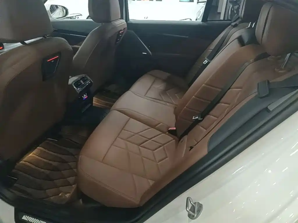 BMW 5 Series 2024 525Li M Sport Package фото 17