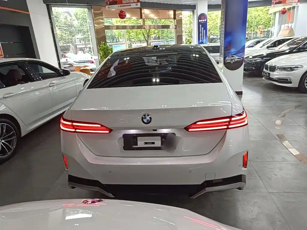 BMW 5 Series 2024 525Li M Sport Package фото 6
