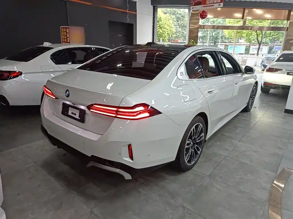 BMW 5 Series 2024 525Li M Sport Package фото 7